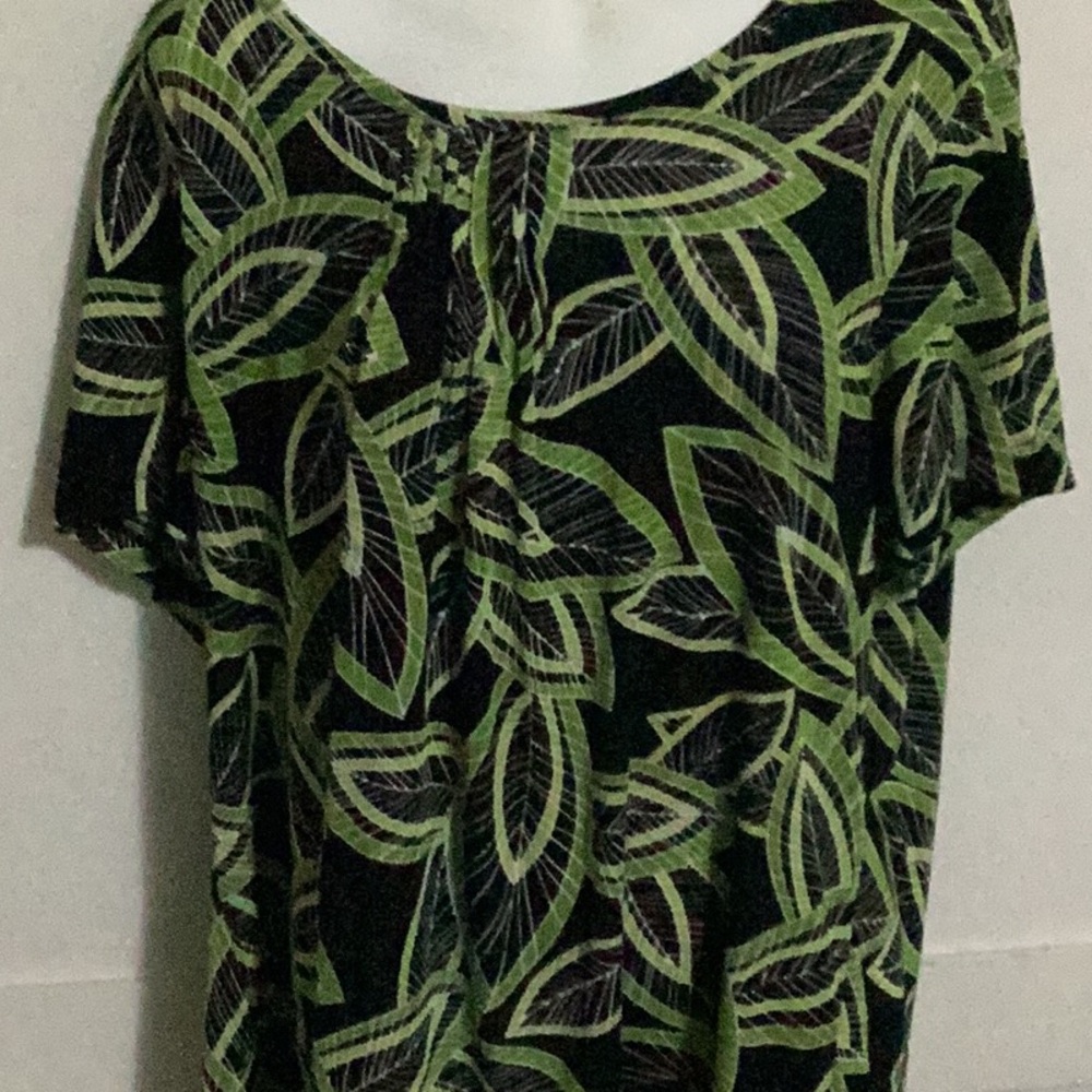 Leaf Print Green and Black Women's Top Size 1X